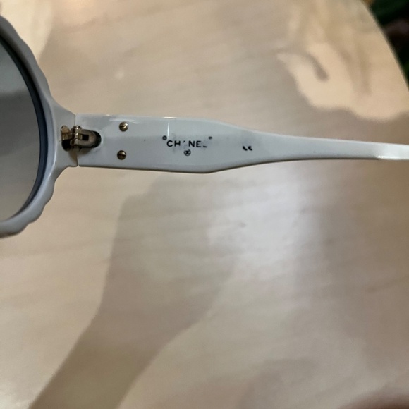 Chanel vintage 90s round white sunglasses - Picture 4 of 6